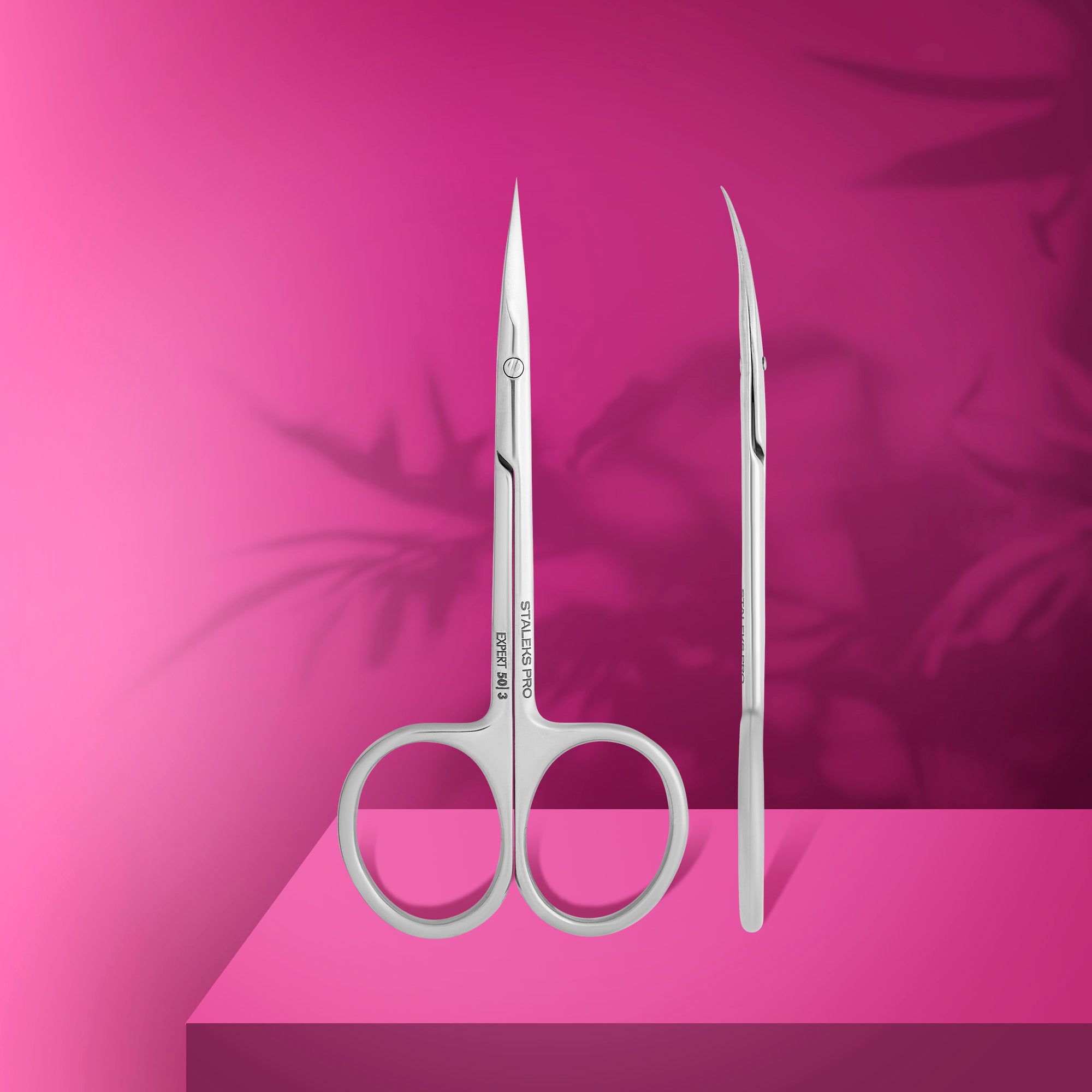 Професионални ножички за кожички Staleks Expert 50-3 с тънки остриета и удължени дръжки на розов фон