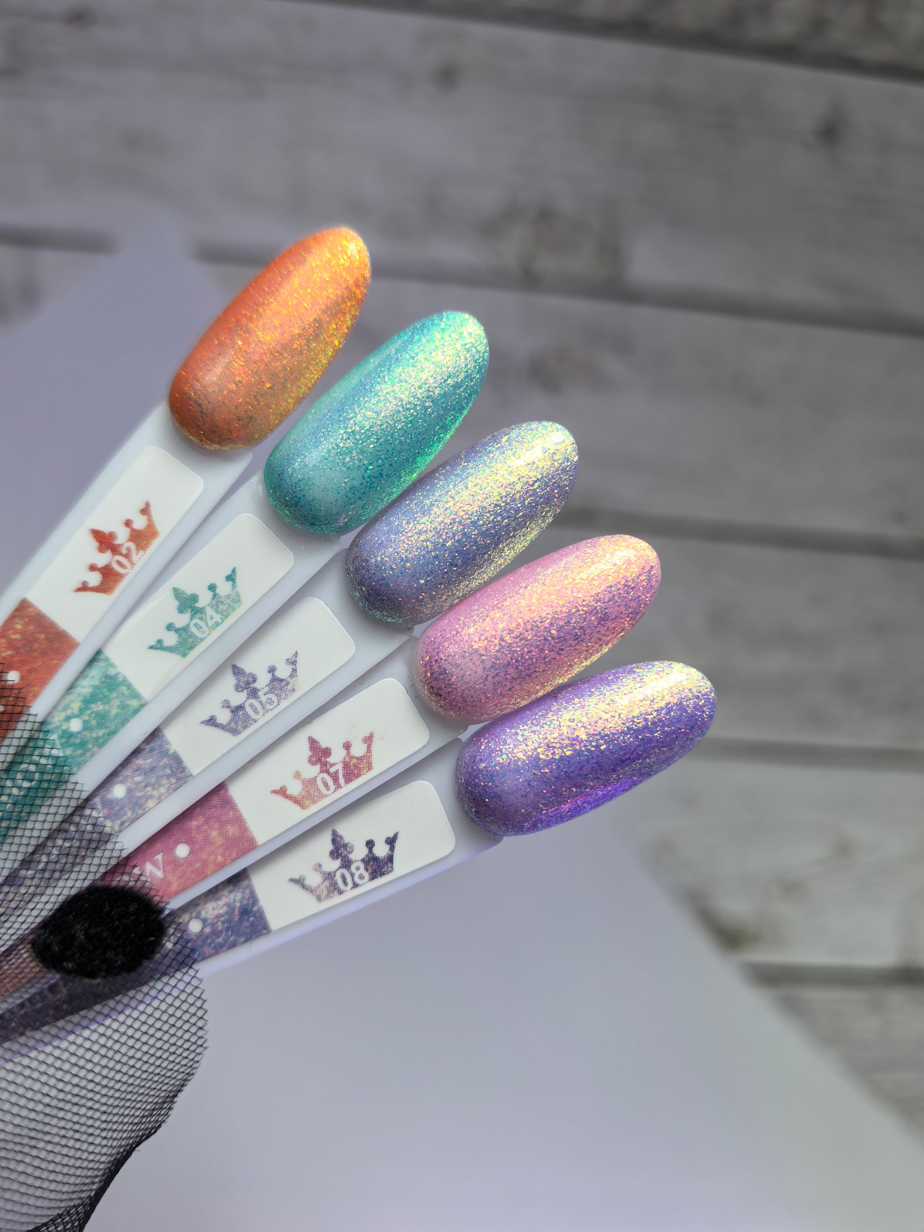Гел лак Mermaid Glow 04 върху мостри, показващи многоцветни нюанси с блясък