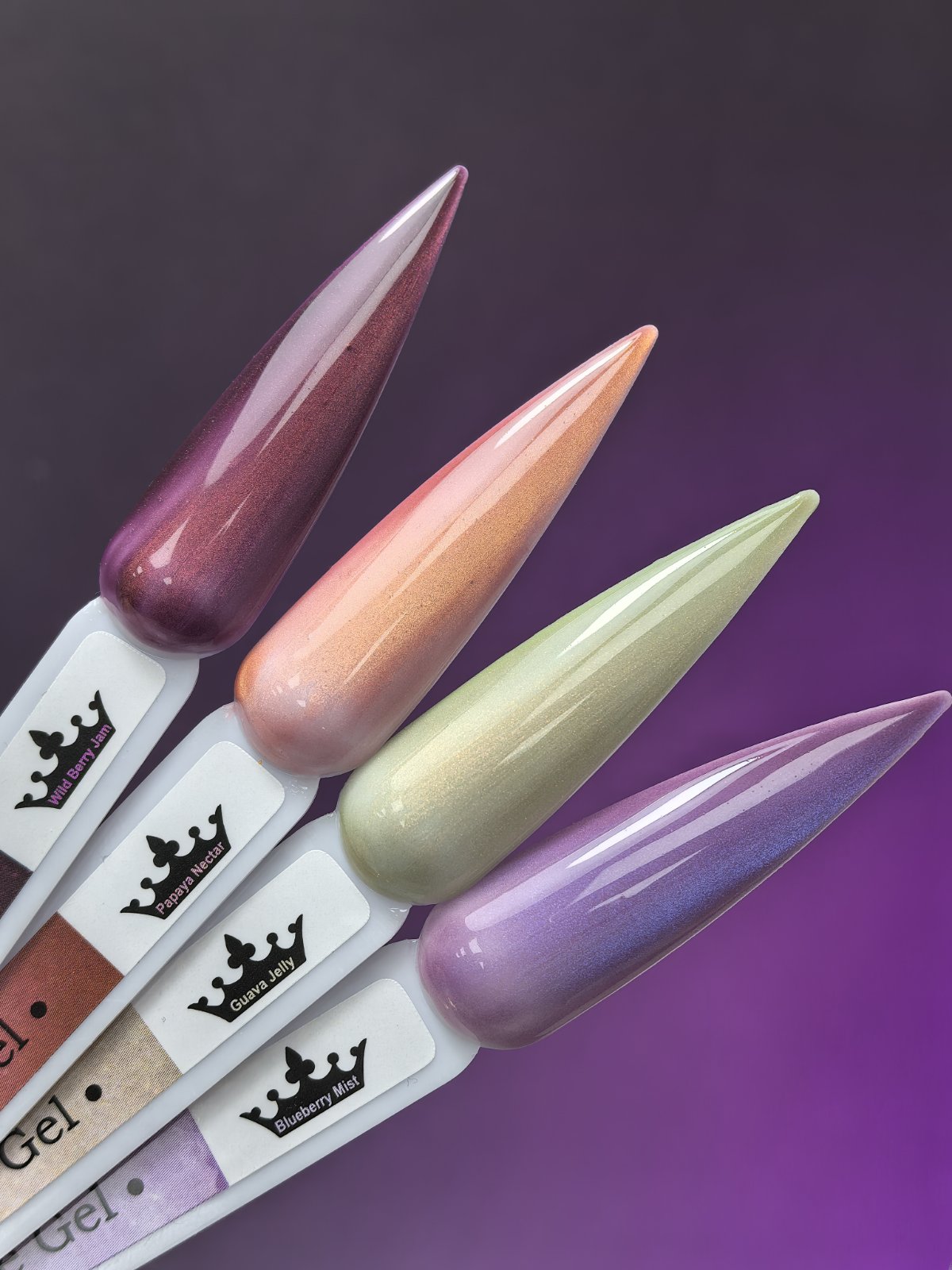Гел лак Tutti Frutti Cat Eye - Blueberry Mist в четири нежни нюанса с бляскав ефект, идеален за романтичен маникюр.